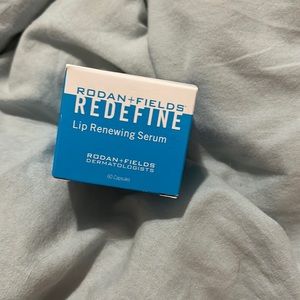 Lip renewing serum